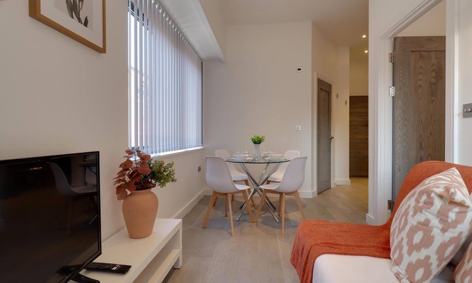 Slough Apartment | Stunning 1-bed Apartment in the Heart of Slough