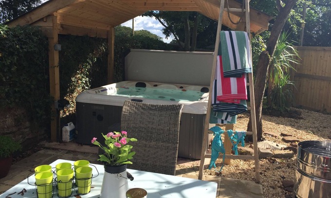 Bromsash Cottage | Stunning 1-Bed Cottage with Hot Tub in Ross-on-wye