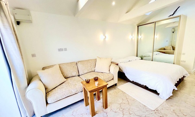 London Borough of Ealing Apartment | Stunning 1-bed Studio in Greenford