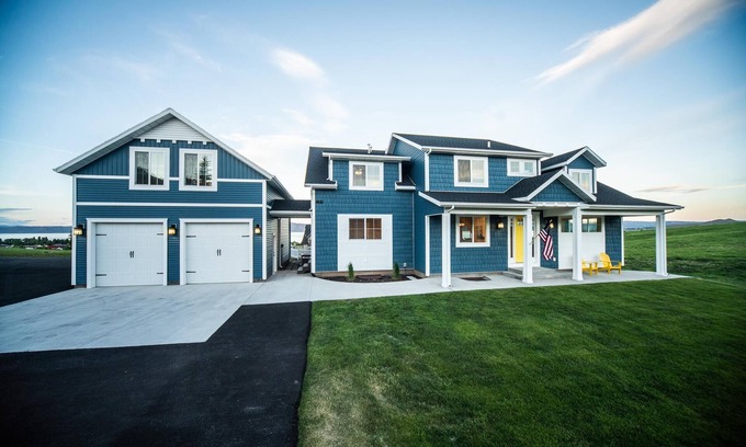 Garden City House | Stunning 10 bedroom Lakeview Retreat! In the middle of Garden City! Ideal Beach!
