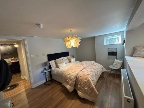 Trafford Apartment | Stunning 1bed flat in Hale, Cheshire