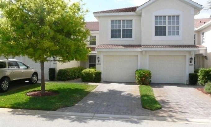 Fort Myers Condo | Stunning 1st Floor Waterfront Carriage Home W/Attached Garage