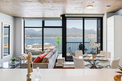 Gastown Apartment | Stunning 2 Bdr Apartment with Million-Dollar Ocean and Mountain Views