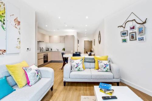Bracknell Apartment | STUNNING 2 BED/2 BATH IN TOWN CENTRE & PARKING!