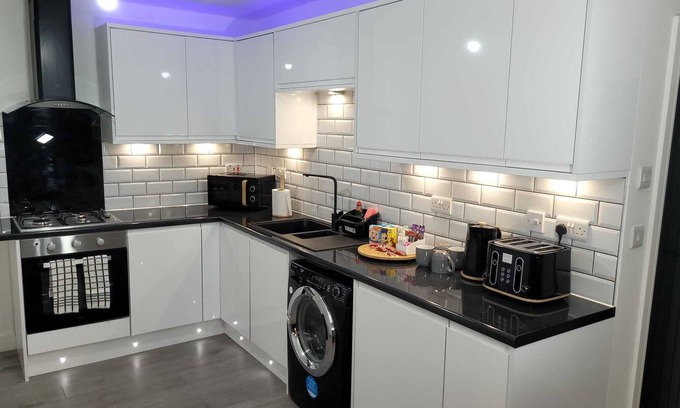Belle Vue Apartment | Stunning 2-bed Apartment in Manchester Built 2023