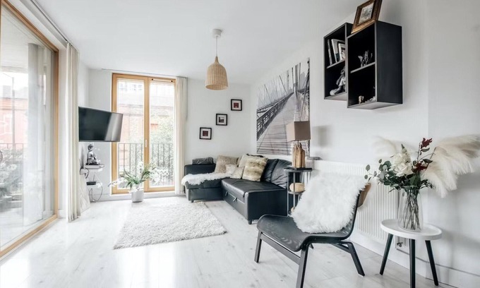 Notting Dale Apartment | Stunning 2-bed Apt & Balcony in Notting Hill