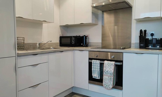 Swindon Apartment | Stunning 2-bed Serviced Apartment in Swindon