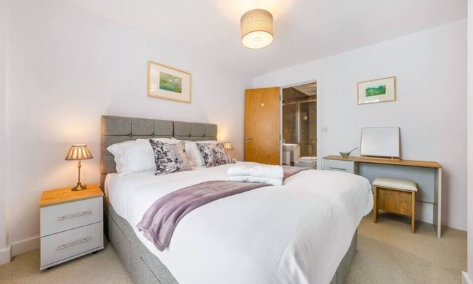 Redhill Apartment | Stunning 2 bedroom 2 bath in Central Redhill