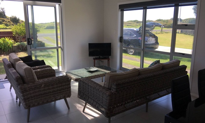 Ohope House | stunning 2 bedroom 2 bathroom holiday home with a kiwiana caravan for extra beds