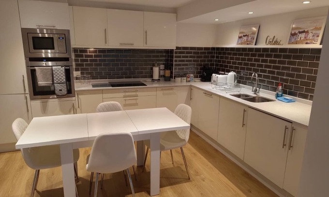 Southbourne Apartment | Stunning 2 bedroom apartment, sea view & 2 minutes to beach. Sleeps 6 people.