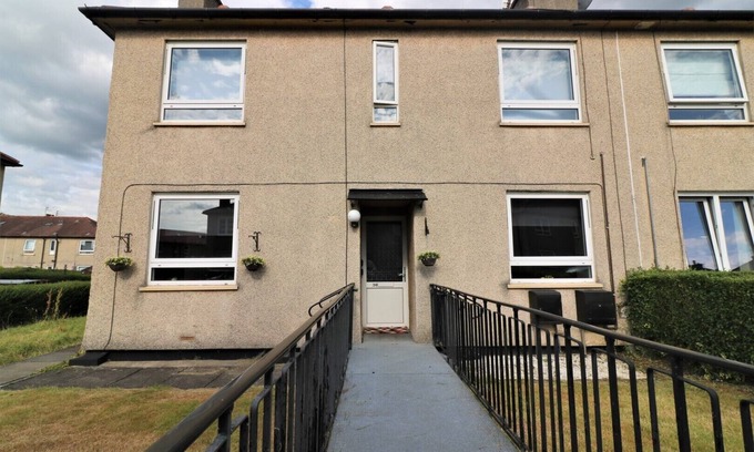 Clydebank House | Stunning 2 Bedroom Maindoor Home With Front & Back Private Garden