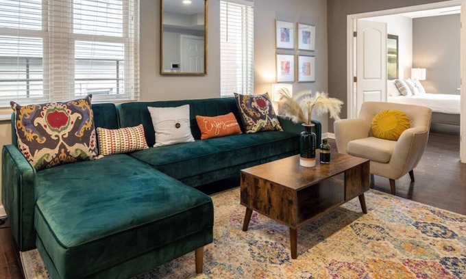 Mount Auburn Apartment | Stunning 2BR Apartment Near Downtown