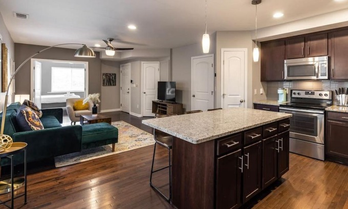Mount Auburn Apartment | Stunning 2BR Apartment Near Downtown