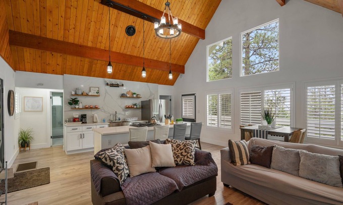 Lake Arrowhead Ski Chalet | Stunning 3 bdrm/2 Bath Chalet, High Celings, Chef’s Kitchen, Fire-pit, Quiet