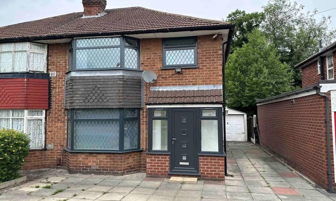 Cheadle House | Stunning 3-Bed House in Cheadle