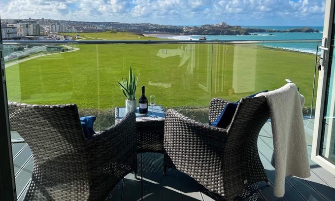 Lusty Glaze Apartment | Stunning 3 bed + Sea view + Parking + Near beach