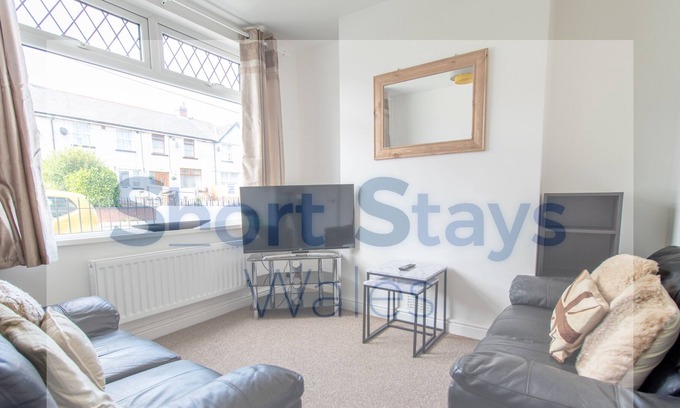 Gelligaer House | Stunning 3 bedroom House in Penpedairheol!