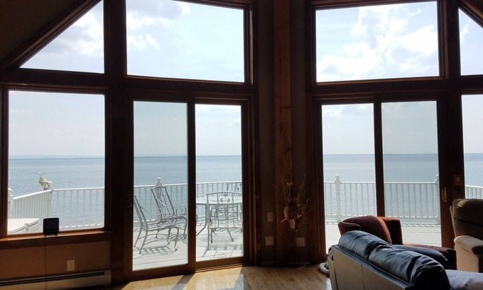 Cleveland Apartment | Stunning 3 bedroom 1.5 bath lakefront getaway on beautiful Oneida Lake