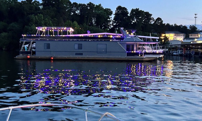 Steele Creek Boat Rental | Stunning 3-bedroom house boat in Charlotte with optional cruises available.