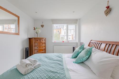 Shaftesbury House | Stunning 3 Bedroom House with Garden in Battersea