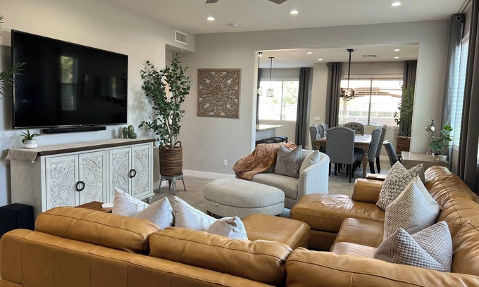 Villago House | Stunning 3 Bedroom Desert Retreat with Pool, Gazebo and Home Gym