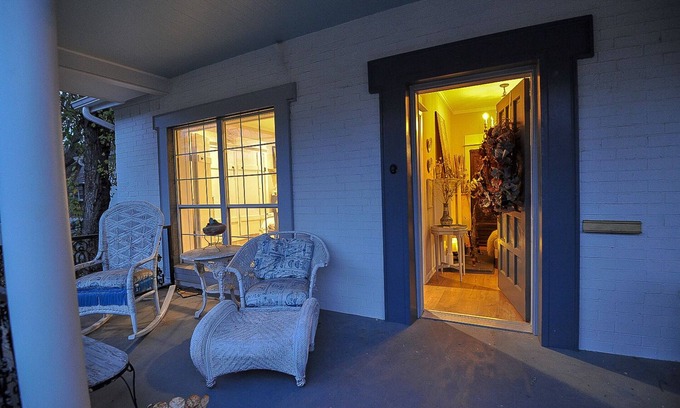 Weatherford House | Stunning 3 bedroom, 3.5 bath home in Historic Weatherford