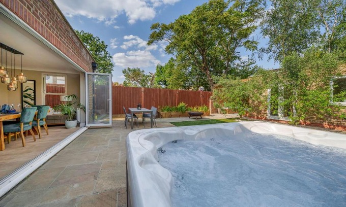 Wimbledon Apartment | Stunning 3B2Ba Huge entertaining space and hottub!