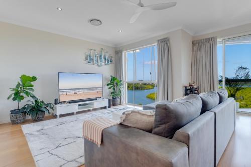 Banora Point Apartment | Stunning 3BR Oceanview Retreat