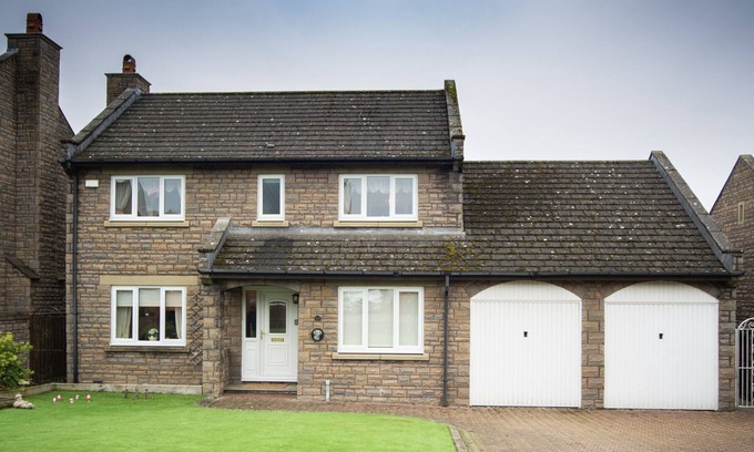 Acomb House | Stunning 4 Bed Dethatched House
