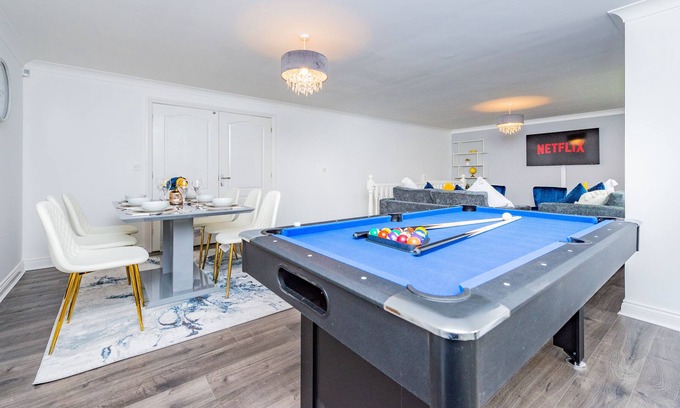 Milton Keynes Apartment | Stunning 4 Bed Home with Free Parking, Fast WiFi, and Pool Table
