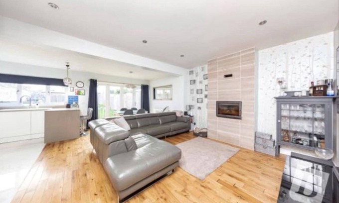 Squirrel's Heath House | Stunning 4-Bed House in Gidea Park