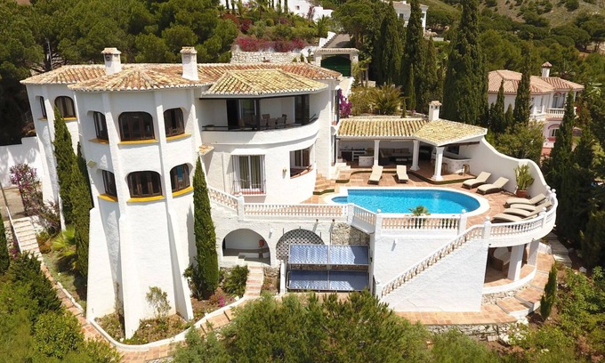 Mijas Villa | STUNNING 4 BED VILLA WITH COASTAL VIEWS TOWARDS COSTA DEL SOL AND MOROCCO