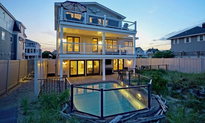 Byfield House | Stunning 4 bedroom 4.5 bath house right on the sand at Seabrook Beach