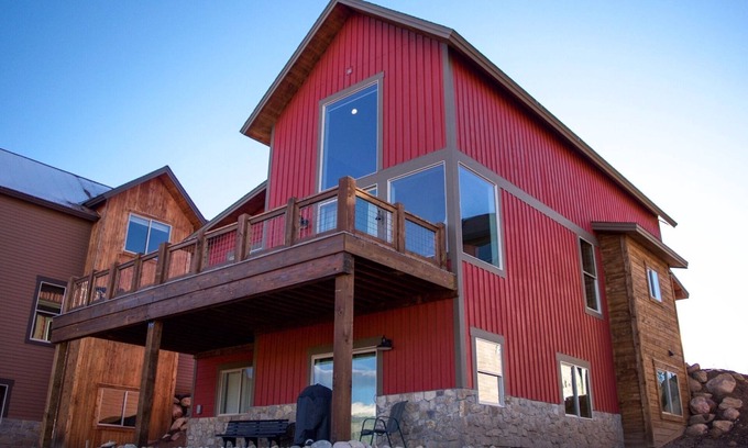 Fraser House | Stunning 4 bedroom/5 bath 3400 square foot home with awesome Mountain View’s