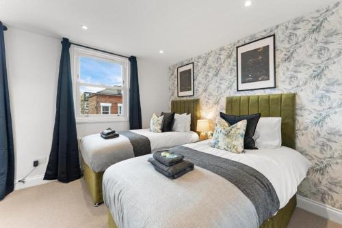 East Putney Apartment | Stunning 4 Bedroom Abode in Zone 1 - Balcony - Sleeps 9