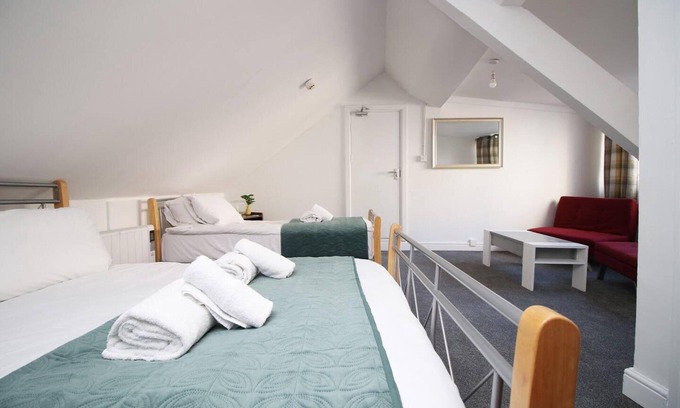 Castle Apartment | Stunning 4 Bedroom Flat Near City Centre