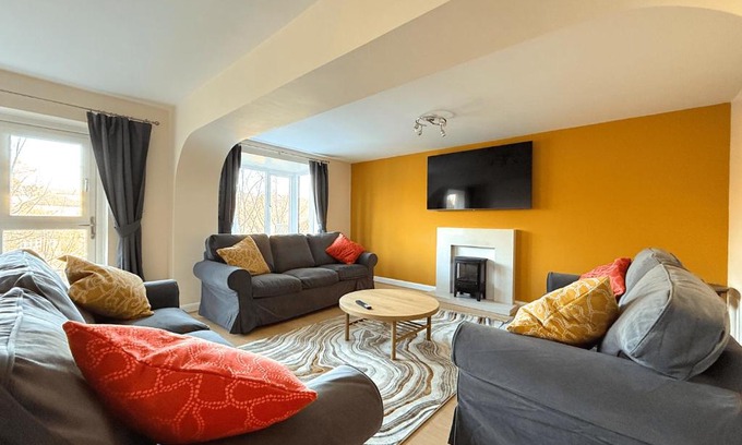 Sheffield House | Stunning 4 BR Townhouse for 8 With Free Parking