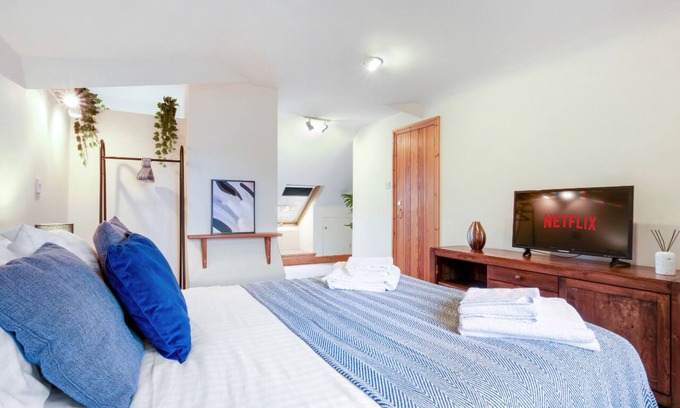 Reading House | Stunning 4 Storey House in Reading w/Parking, Garden, WiFi, Netflix & PS4!
