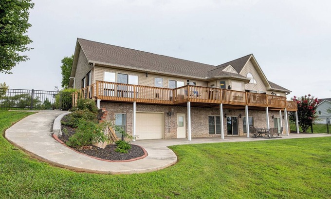 Kodak House | *Stunning 4BD Lodge w/VIEWS! Games + Theater!*