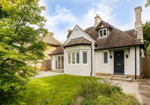 Bourton House | Stunning 5 Bed in the Centre of Bourton!