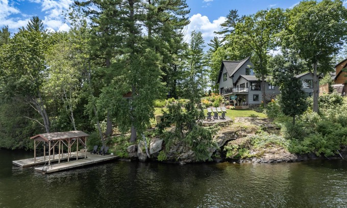 Gravenhurst Cottage | Stunning 5 + Bed, 3 Bath Cottage on the South End of Lake Muskoka! All Day Sun!