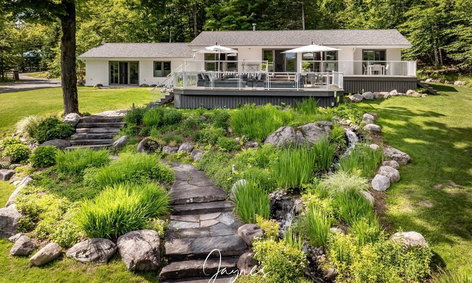 Muskoka Lakes Cottage | Stunning 5 bed 5 bath cottage on Lake Rosseau
