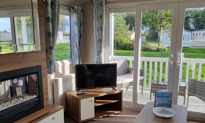 Tattershall Ski Chalet | Stunning 5-Bed Hot Tub Retreat at Tattershall lake