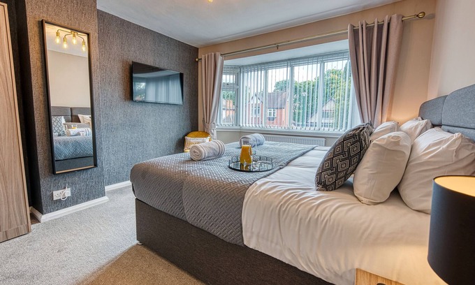 Shirley House | Stunning 5 Bed House, Solihull, NEC, Airport
