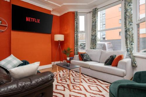 Birkenhead Apartment | Stunning 5 bedroom home Wirral Birkenhead Sleeps 9- Free Parking-5G Internet