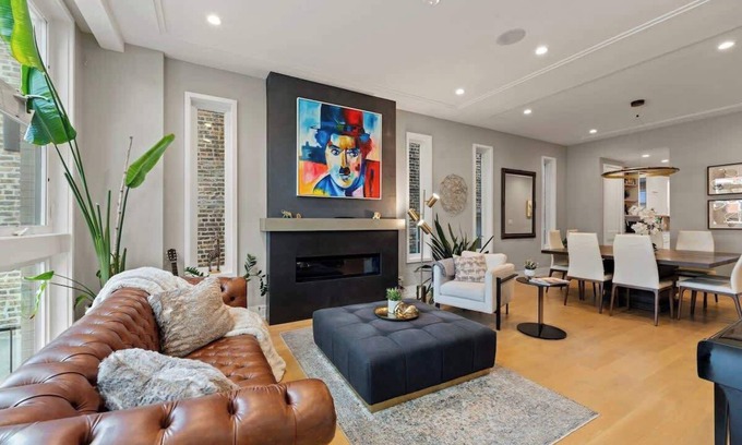 Wicker Park House | Stunning 5BR Home with 2 Rooftops, Sauna, Hot Tub!