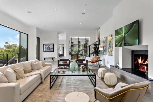 Beverly Glen Villa | Stunning 5BR Tree House Modern Estate