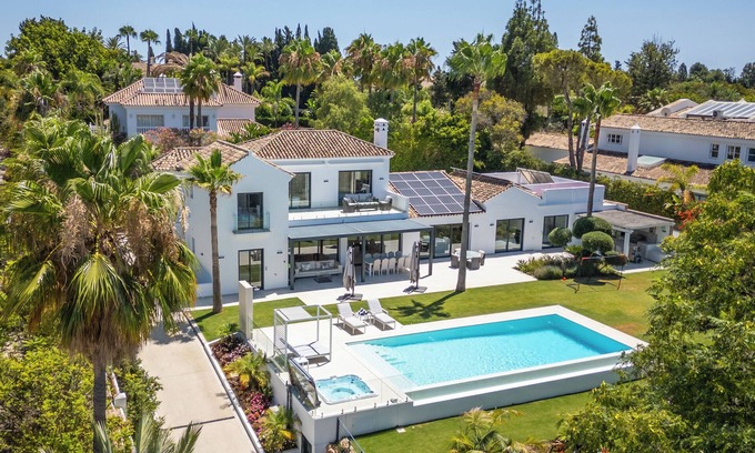 Guadalmina Villa | Stunning 6-Bedroom Villa in Guadalmina Baja