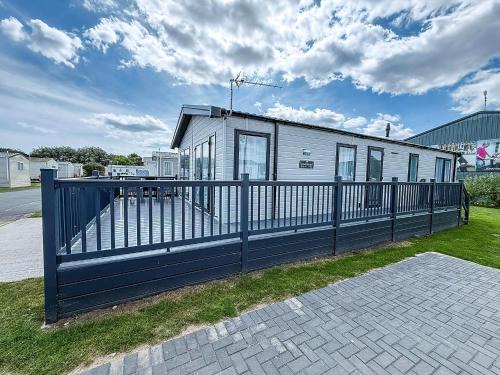 Hopton Cabin | Stunning 6 Berth Lodge With Wi-Fi At Broadland Sands In Suffolk Ref 20136Bs