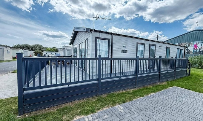 Hopton Cabin | Stunning 6 berth lodge with Wi-Fi at Broadland Sands in Suffolk ref 20136BS